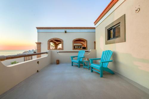 two chairs and a table on the balcony of a house at Villita tres vistas in El Pescadero
