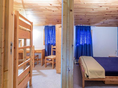 une chambre avec deux lits superposés et un bureau dans l'établissement Duplex 4 pièces à 20m des pistes, animaux admis, Crève Coeur - FR-1-356-516, à Valmorel