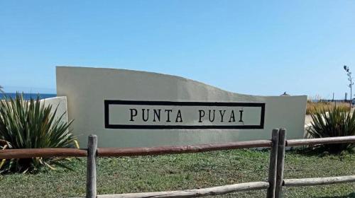 a sign for punilla pugkat in front of a building at Punta Puyai Full equipo a pasos del mar in Papudo