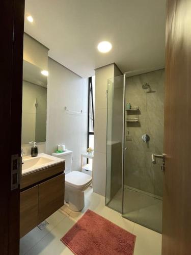 ein Badezimmer mit Dusche, Toilette und Waschbecken in der Unterkunft cómodo departamento bien ubicado in Hamacas