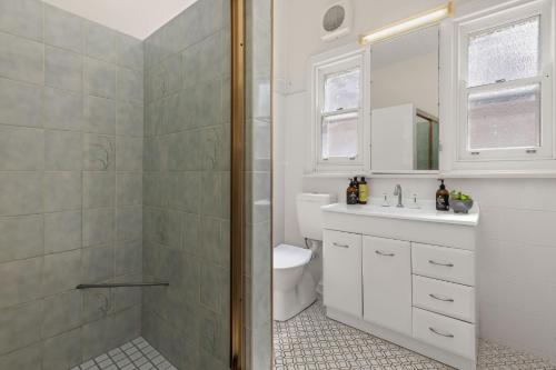 Un baño con inodoro, lavabo y ducha. en Huskisson Delight! by Experience Jervis Bay, en Huskisson