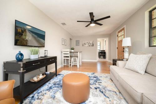 ein Wohnzimmer mit Couch und Flachbildfernseher in der Unterkunft Be A Nomad - Newly renovated 1br apartment in Jacksonville