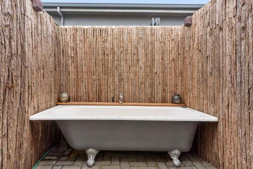 Ένα μπάνιο στο Holidays on Hampton - House plus sleep-out