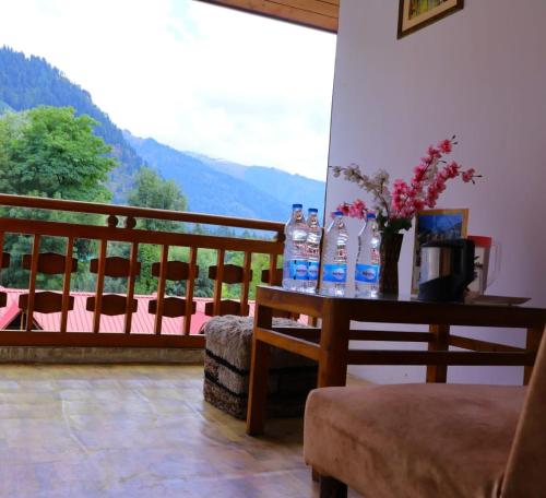 Fotografia z galérie ubytovania Hotel Hilltop At Mall Road Manali With Open Terrace v destinácii Manāli