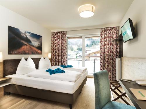 Un pat sau paturi într-o cameră la Hotel Sportwelt