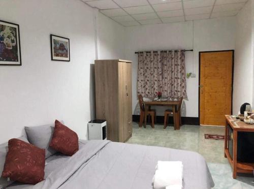 Ένα ή περισσότερα κρεβάτια σε δωμάτιο στο Cheap rooms in Chiang Mai ห้องพักรายวันราคาถูกเชียงใหม่