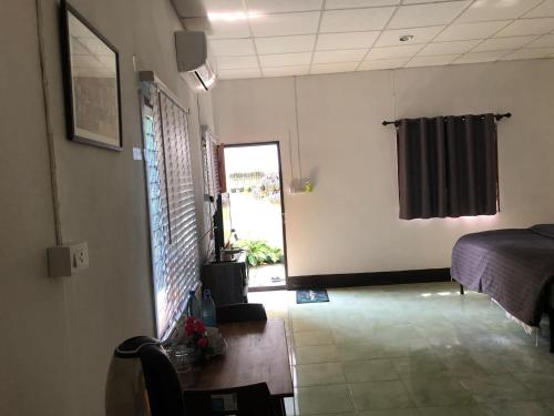 Ένα ή περισσότερα κρεβάτια σε δωμάτιο στο Cheap rooms in Chiang Mai ห้องพักรายวันราคาถูกเชียงใหม่