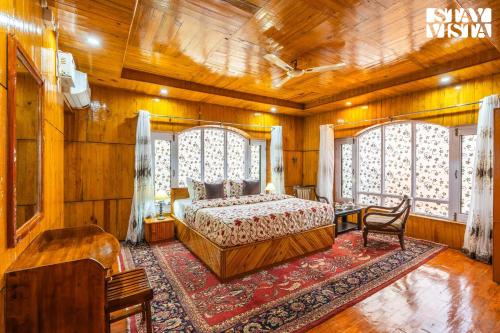 Кровать или кровати в номере StayVista at Wooden Arches with Lawn, Jacuzzi & BBQ