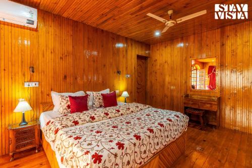 Кровать или кровати в номере StayVista at Wooden Arches with Lawn, Jacuzzi & BBQ