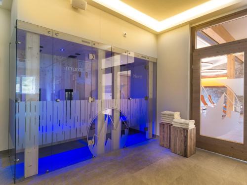 Pokój ze szklaną ścianą z oknem w obiekcie Hotel Sportwelt w mieście Zauchensee