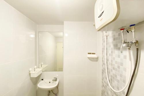 Ένα μπάνιο στο Comfort 2BR at 38th Floor Tokyo Riverside PIK 2 Apartment By Travelio