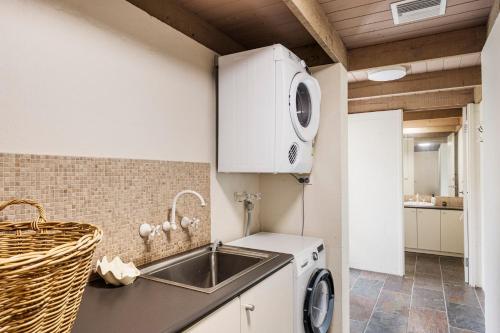 Dapur atau dapur kecil di Echo Beach in Somers