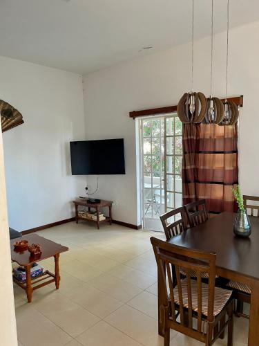 Televisyen dan/atau pusat hiburan di Cap Haven, 1-Min Walk to Beach
