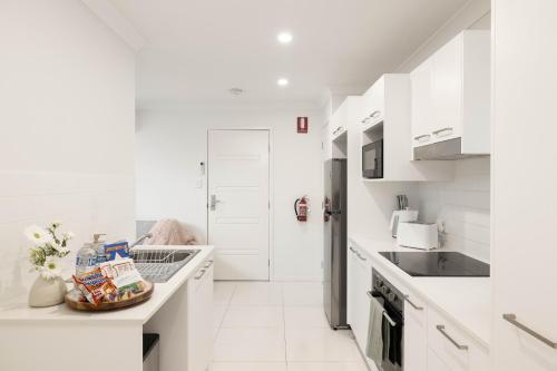 Η κουζίνα ή μικρή κουζίνα στο Smart Suites Self Check-in Apartments - N Freney
