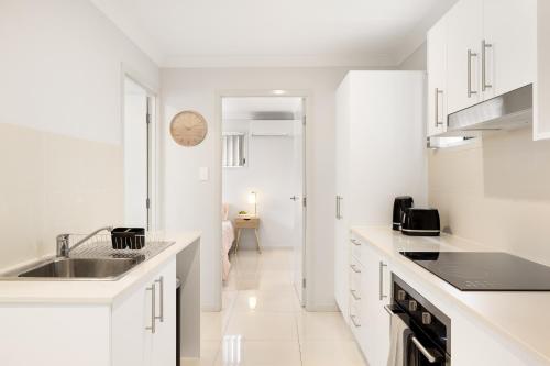 Η κουζίνα ή μικρή κουζίνα στο Smart Suites Self Check-in Apartments - N Freney