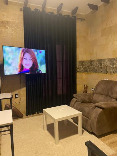 TV a/nebo společenská místnost v ubytování ستوديو حديث هادئ ومريح