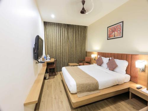 Postel nebo postele na pokoji v ubytování Palette Hotel Surya Vadodara