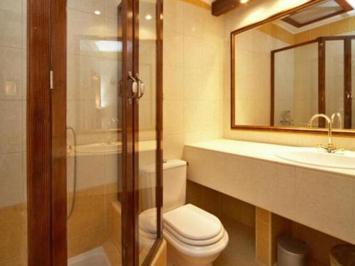 Koupelna v ubytování House Rilovi - Two Bedroom House with Swimming Pool and Jacuzzi