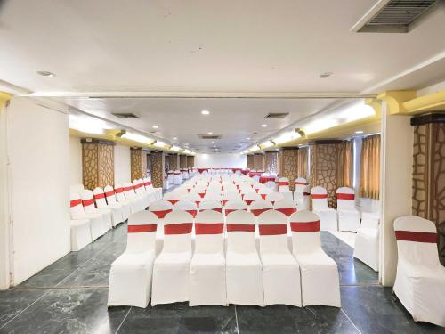Posezení v ubytování Palette Hotel Surya Vadodara
