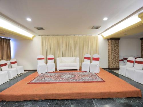 Posezení v ubytování Palette Hotel Surya Vadodara