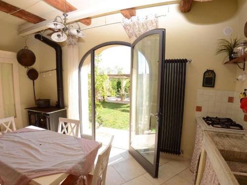 cocina con mesa y puerta de cristal en Tuscan Retreat in Aiale, en Lari