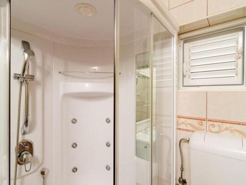 Vannituba majutusasutuses Apartments Villa Nikol - Standard One Bedroom Apartment with Sea View APT 6