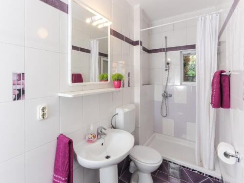 ein weißes Badezimmer mit Waschbecken und Toilette in der Unterkunft Villa Lina - Five Bedroom Villa with Terrace and Sea View in Brsečine