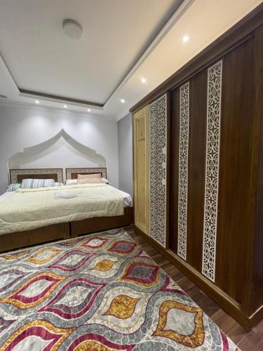 Postel nebo postele na pokoji v ubytování شقه جميله ومريحه قريبه من الجامعه الامريكيه