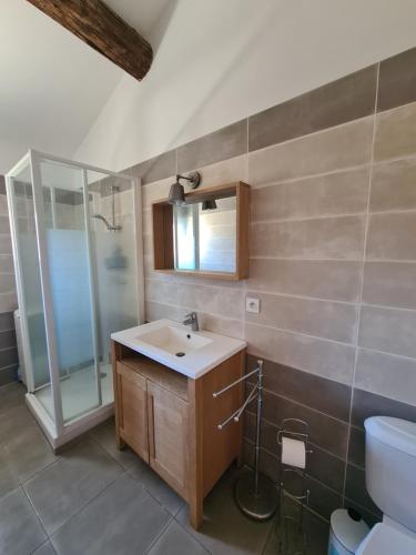 Un baño con lavabo, ducha e inodoro. en Hameau De Cure, en Cazouls-lès-Béziers