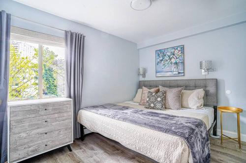 Modern Coastal Downtown, King bed, Work Desk, Kitchen_2