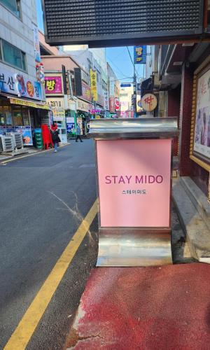 una señal sentada al costado de una calle en 스테이미도 Nampo Jagalchi, en Busan