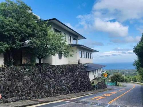 una casa sul ciglio di una strada di Izu One Club - Vacation STAY 10342v a Futo