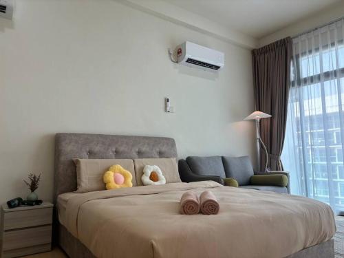 ein Schlafzimmer mit einem Bett mit Stofftieren darauf in der Unterkunft Mount Austin #Palazio A1 Muji-Style 2Pax in Johor Bahru