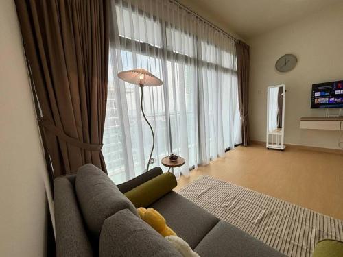 ein Wohnzimmer mit Couch und großem Fenster in der Unterkunft Mount Austin #Palazio A1 Muji-Style 2Pax in Johor Bahru