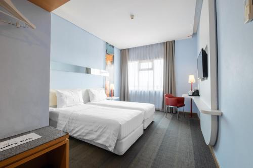 Katil atau katil-katil dalam bilik di Luminor Hotel Metro Indah Bandung - Free Breakfast - Free Exclusive Gym - Free Aesthetic Afternoon Tea or Coffee