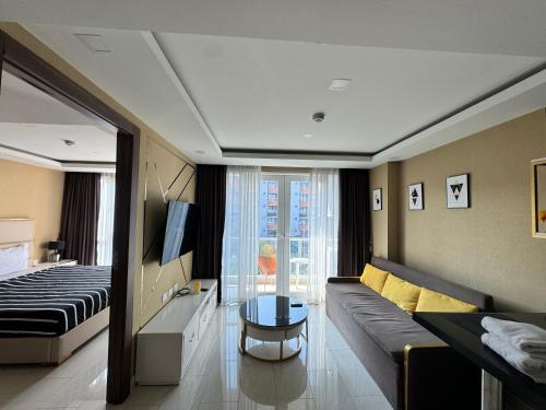 a hotel room with a couch and a bed at Grand Avenue Super Condo in Pattaya Central