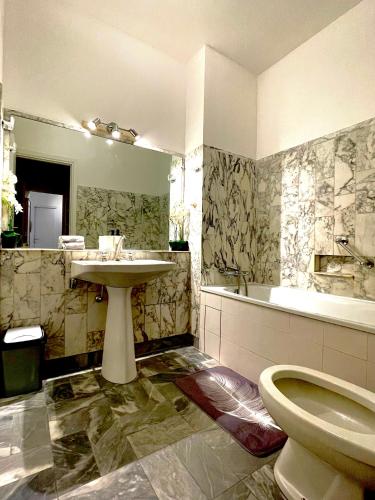 une salle de bain avec un lavabo et des toilettes dans l'établissement Champs elysees apartment 4, à Paris