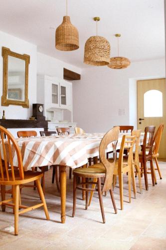 une salle à manger avec une table et des chaises en bois dans l'établissement Le Clos de la Crouzetterie, à Gaillac