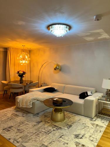 una sala de estar con un sofá y una mesa en En-suite Modern Room, en Brentford