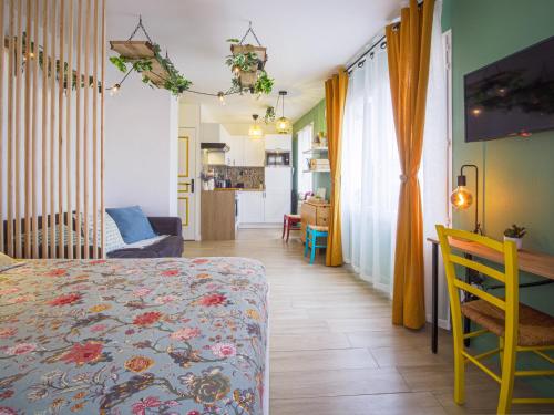 a room with a bed and a dining room at Pause et Sérénité Studio de 28m2 in Cagnes-sur-Mer