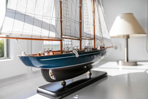 a model boat sitting on a table next to a lamp at Austernfischer Haus in Pellworm