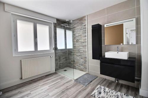 a bathroom with a sink and a mirror at Maison de Vacances avec Vue sur mer - NAUSICAA in Boulogne-sur-Mer