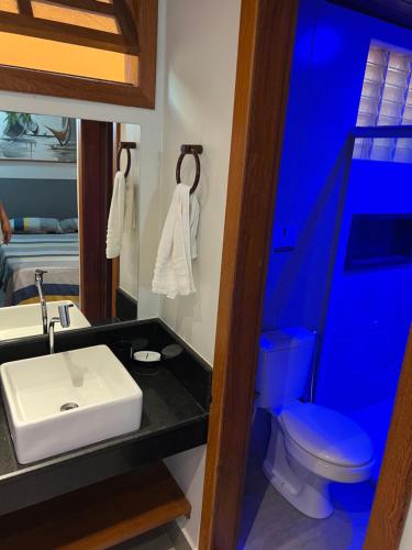 a bathroom with a sink and a toilet at Flats Theo Peleteiro Praia da concha Flatitacareconcha in Itacaré