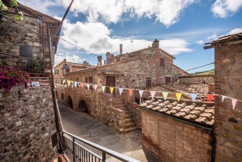 an alley in an italian village with stone buildings at Sotto gli archi in Pari