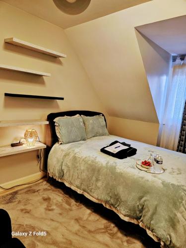 une chambre avec un lit avec un plateau dessus dans l'établissement Maison Romantique entre deux fleuves chez l'habitant, à Montereau-faut-Yonne