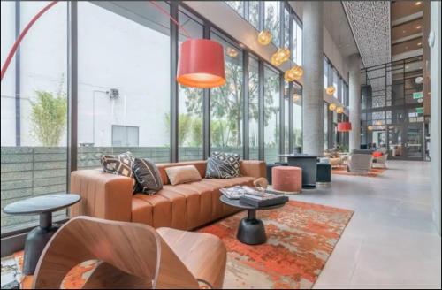 Posezení v ubytování Hollywood Penthouse with Balcony & Pool View