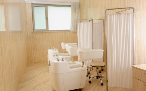 a bathroom with a row of sinks and toilets at Gashalti Health Hotel Naftalan in Naftalan