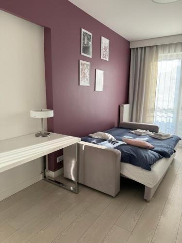 a bedroom with a bed and a desk at Spanko w centrum in Zielona Góra
