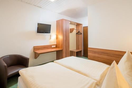 Postel nebo postele na pokoji v ubytování Hotel zur Post