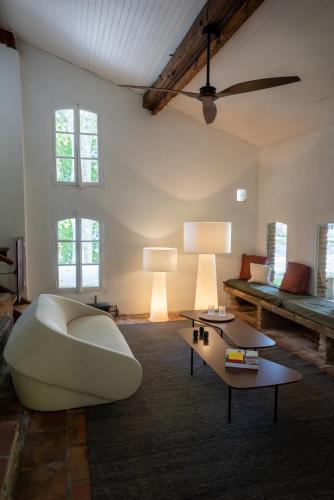 - un salon avec un canapé blanc et des tables dans l'établissement Moulin de Cazaux-Savès, à Cazaux-Savès